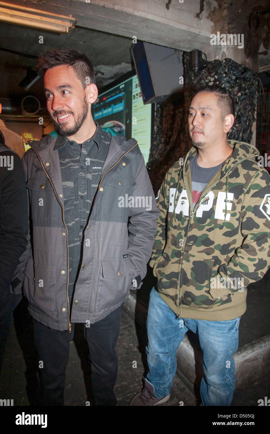 Mike Shinoda e Joe Hahn ( Linkin Park ) presentando il loro gioco sociale Linkin Park ricaricare al Tresor Nightclub il 20 marzo 2013 a Berlino, Germania. /Picture alliance Foto Stock