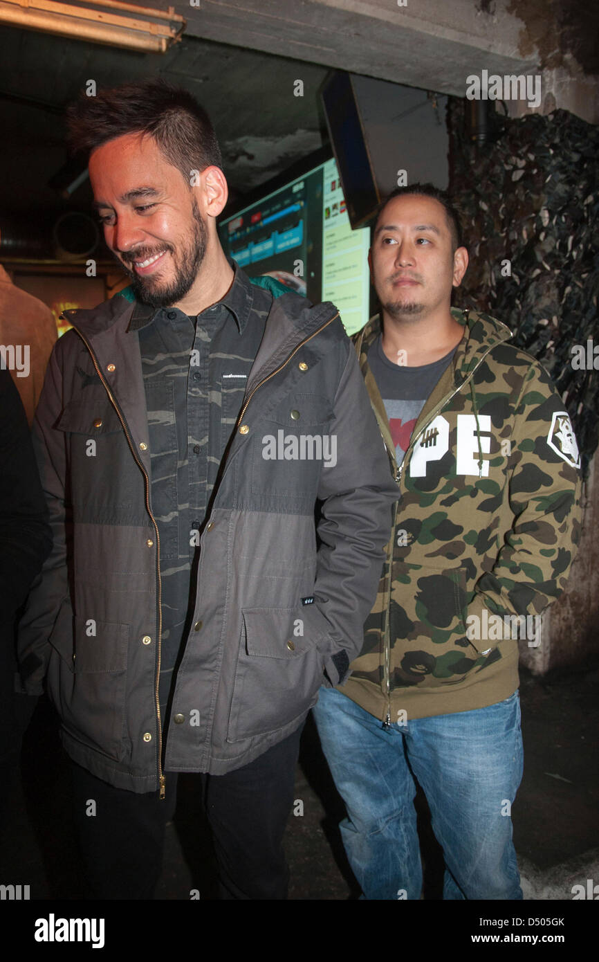 Mike Shinoda e Joe Hahn ( Linkin Park ) presentando il loro gioco sociale Linkin Park ricaricare al Tresor Nightclub il 20 marzo 2013 a Berlino, Germania. /Picture alliance Foto Stock