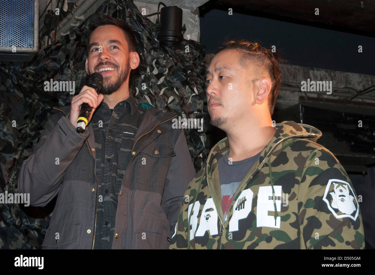 Mike Shinoda e Joe Hahn ( Linkin Park ) presentando il loro gioco sociale Linkin Park ricaricare al Tresor Nightclub il 20 marzo 2013 a Berlino, Germania. /Picture alliance Foto Stock