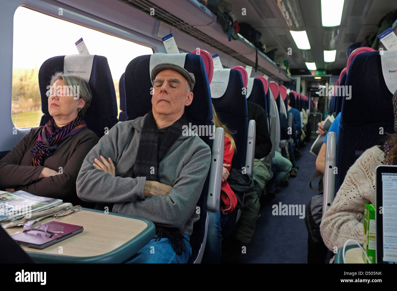 Due persone che dormono su un treno NEL REGNO UNITO Foto Stock