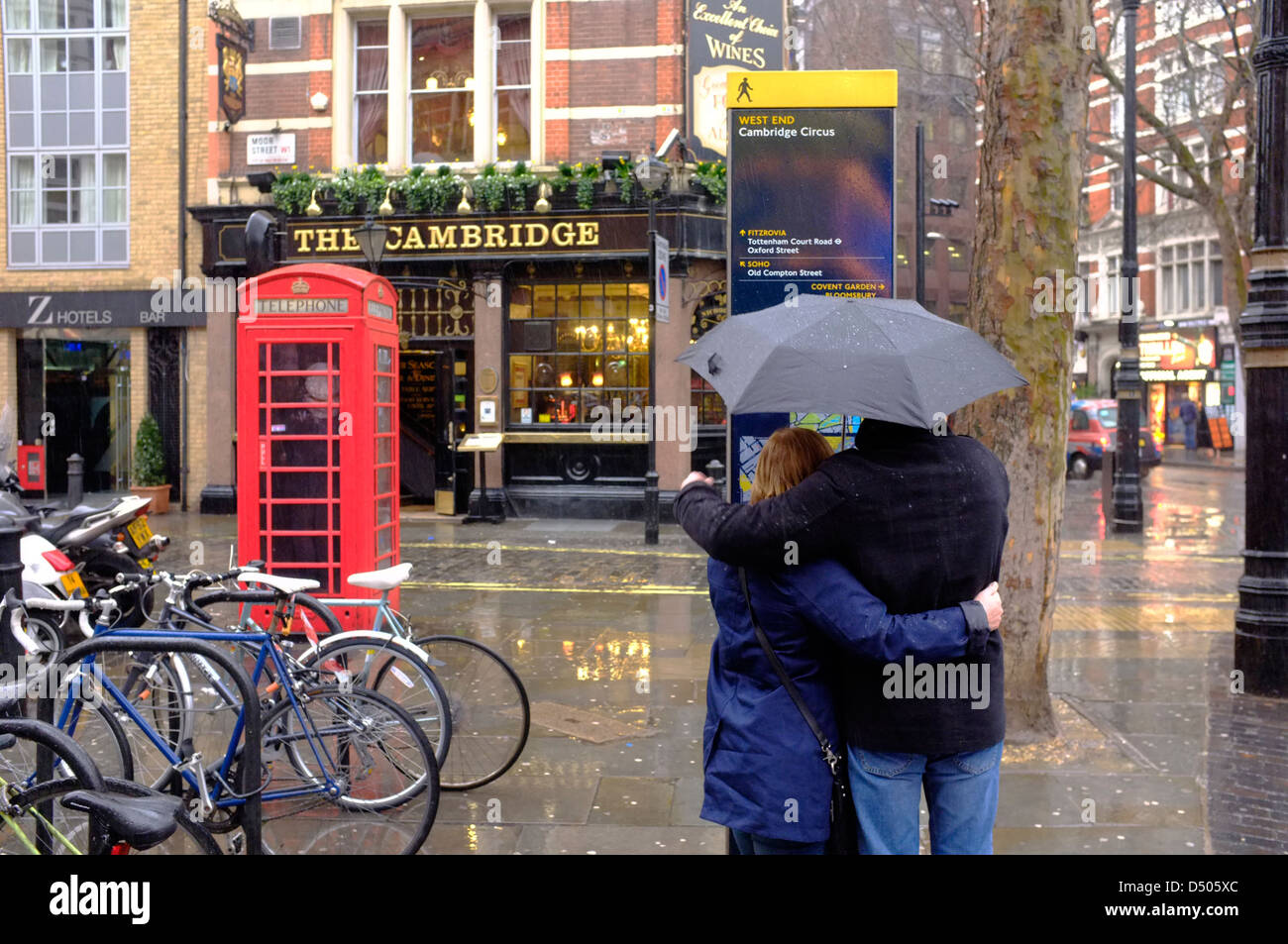 Turisti sotto la pioggia a Londra Foto Stock