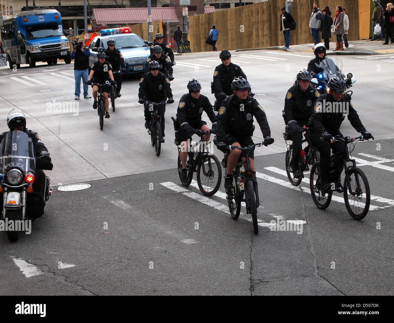 Seattle del dipartimento di polizia di motociclista e ufficiali del ciclo a una polizia anti dimostrazione nel centro cittadino di Seattle, Washington, Stati Uniti d'America Foto Stock