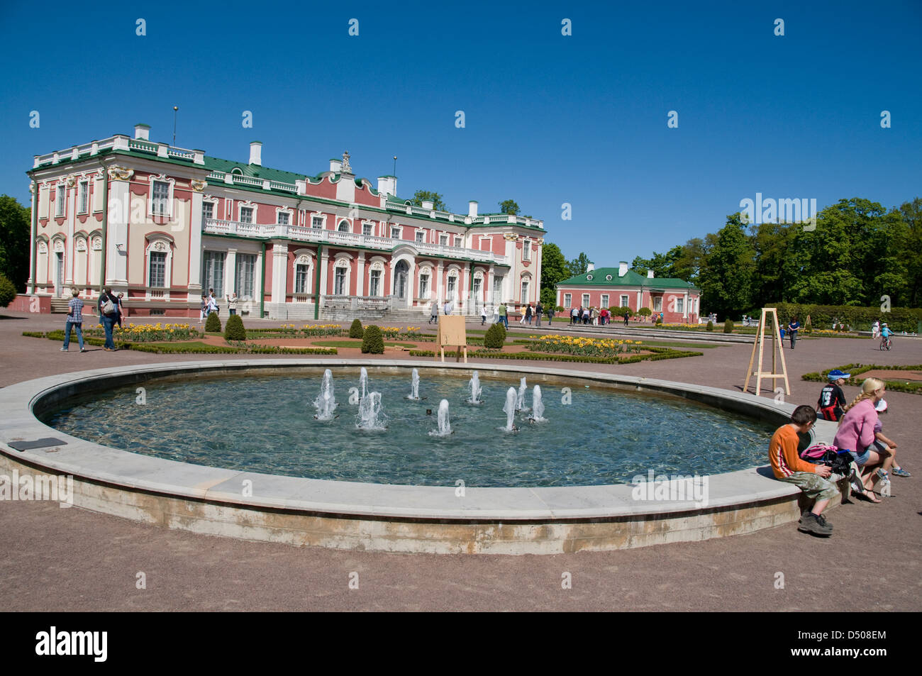 I giardini sul retro del Kadriorg Palace Art Museum of Estonia su A.Weizenbergi nel Kadriorg Park, Tallinn, Estonia. Foto Stock