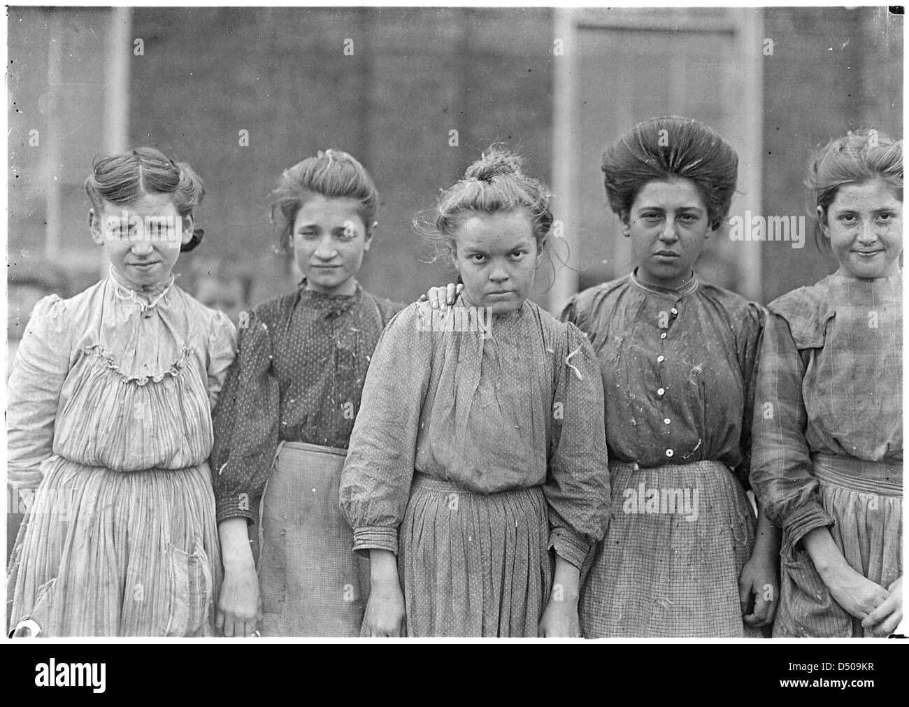 Adolescenti che lavorano alla Bibb Manufacturing Company di Macon, Georgia, nel gennaio 1909. Questa fotografia mette in evidenza il lavoro minorile durante i primi anni del XX secolo nelle fabbriche tessili. Foto Stock