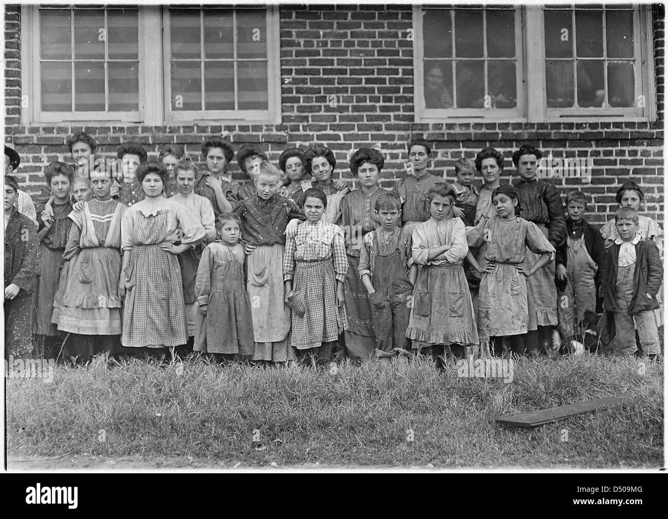 Una ragazza con gli occhi e le mani sui fianchi, fotografata al Payne Cotton Mill di Macon, Georgia, nel gennaio 1909. Aveva lavorato al mulino per un anno, illustrando le condizioni di lavoro minorile nell'America dei primi anni del XX secolo. Foto Stock