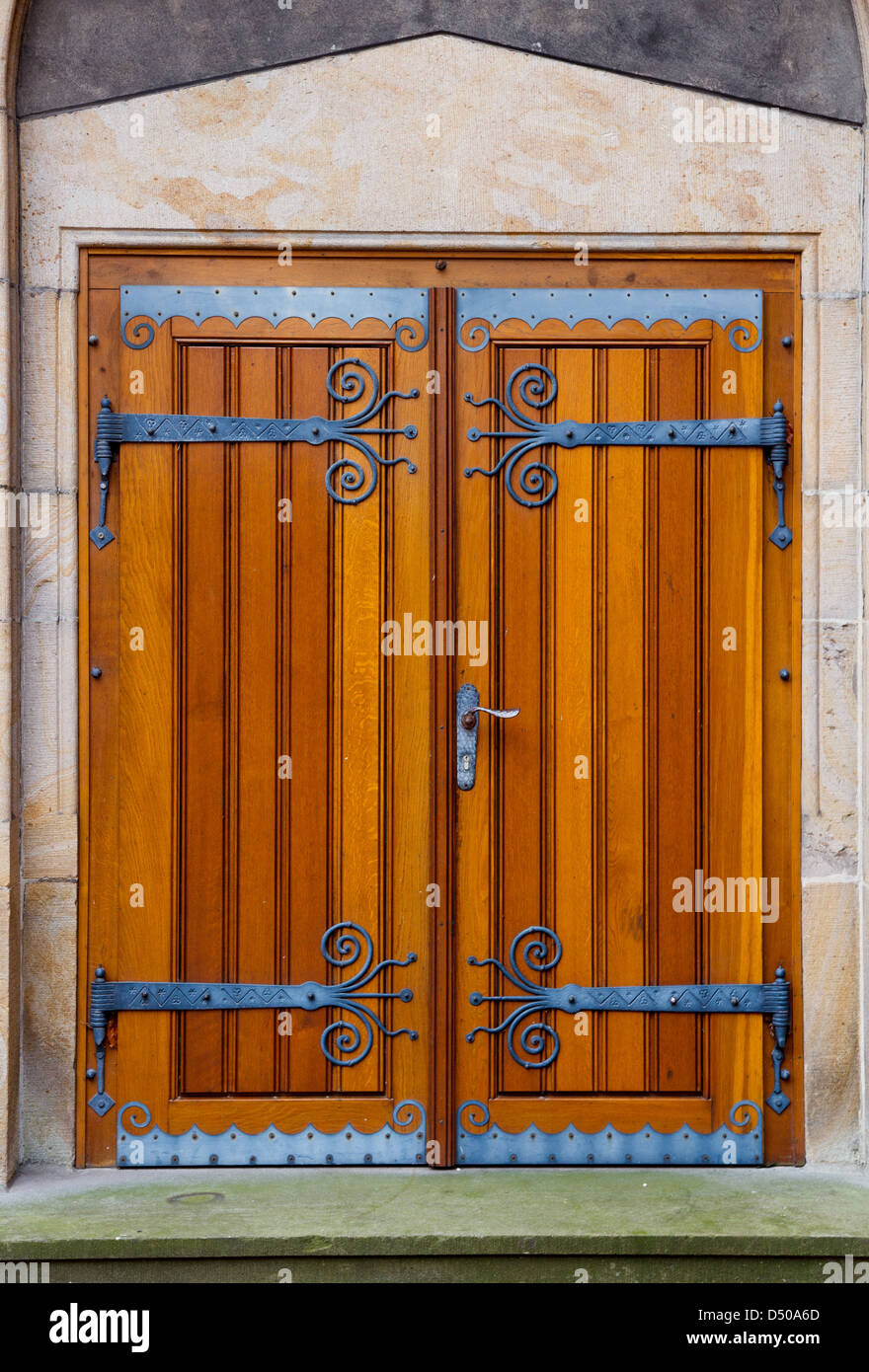 Portale con porte in legno e accessori decorativi Foto Stock