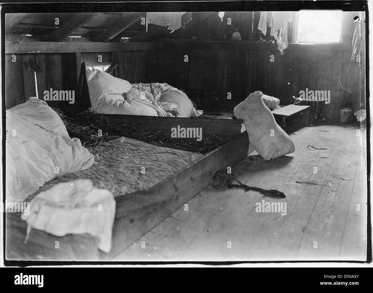 Una fotografia del 1909 di Lewis Hine che documenta l'interno di una stanza di famiglia in una baracca di raccolta di frutti di bosco nella fattoria di Bottomley, evidenziando le condizioni di lavoro per i lavoratori agricoli. Foto Stock