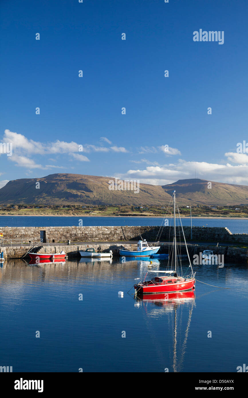 Barche a vela nel porto di Mullaghmore sotto le colline di Sligo, nella contea di Sligo, Irlanda. Foto Stock