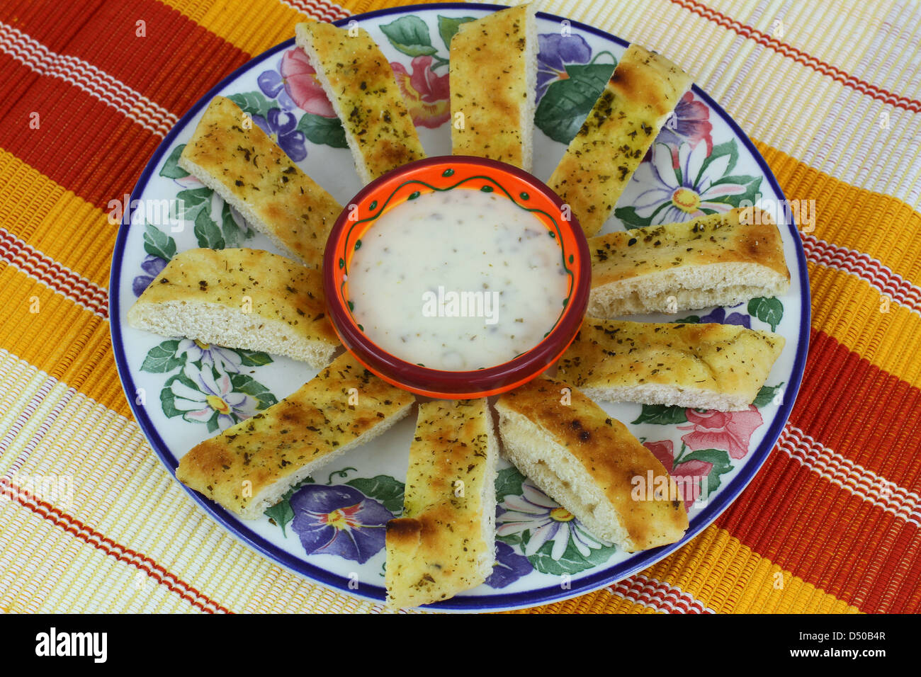 Nan pezzi di pane con raita di cetriolo sulla piastra vintage Foto Stock