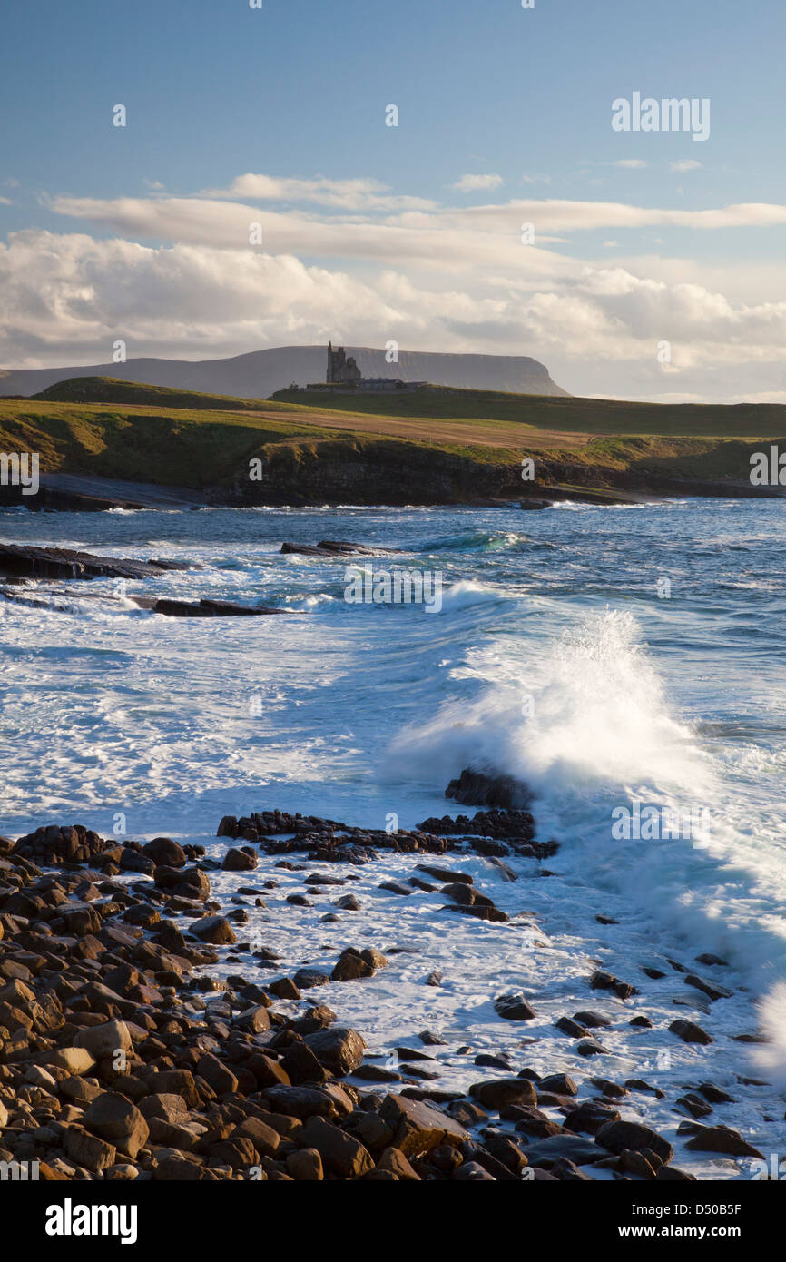 Onde che si infrangono al di sotto del castello Classiebawn, Mullaghmore Head, nella contea di Sligo, Irlanda. Foto Stock