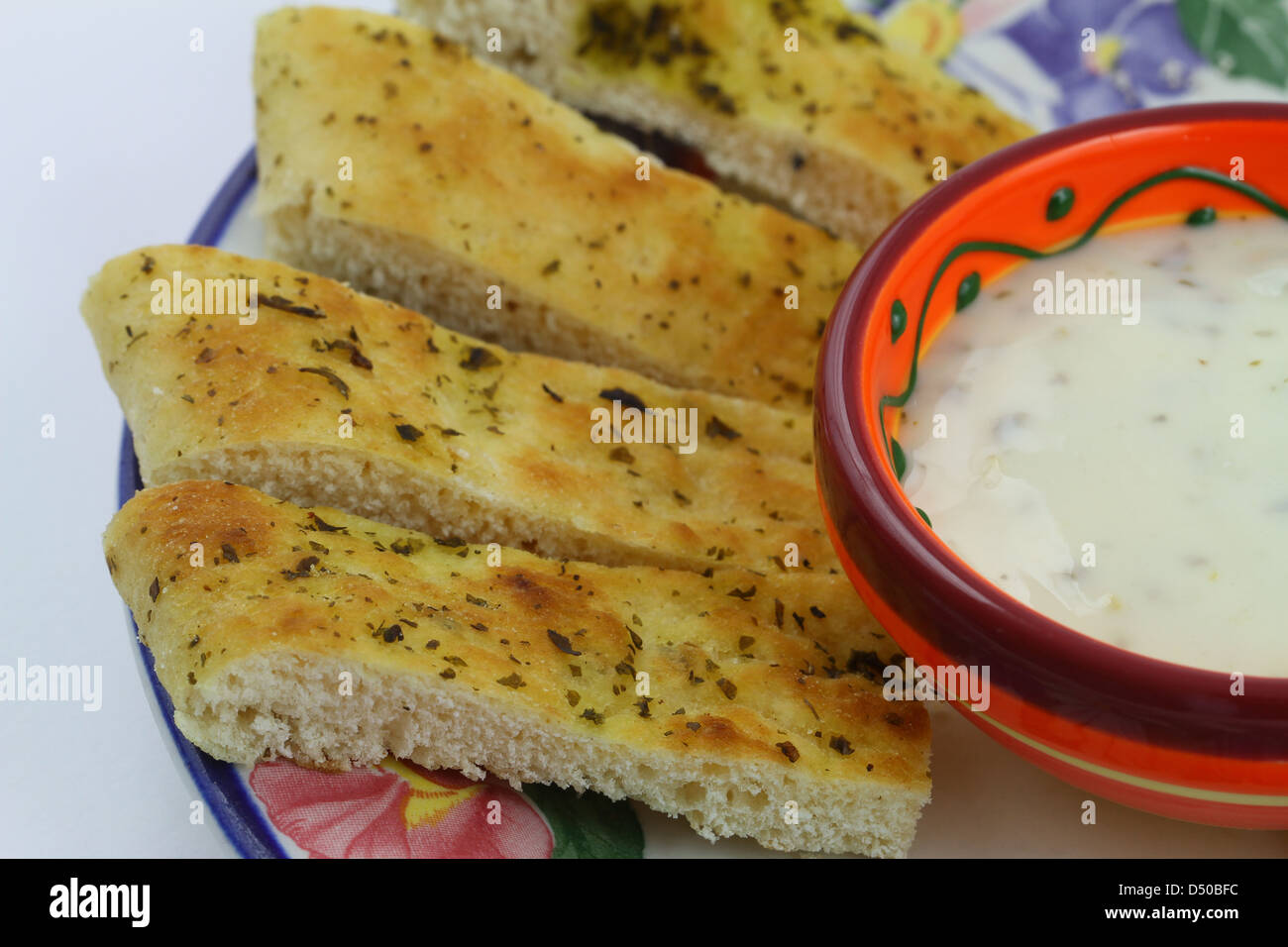 Nan pezzi di pane con raita di cetriolo, close up Foto Stock
