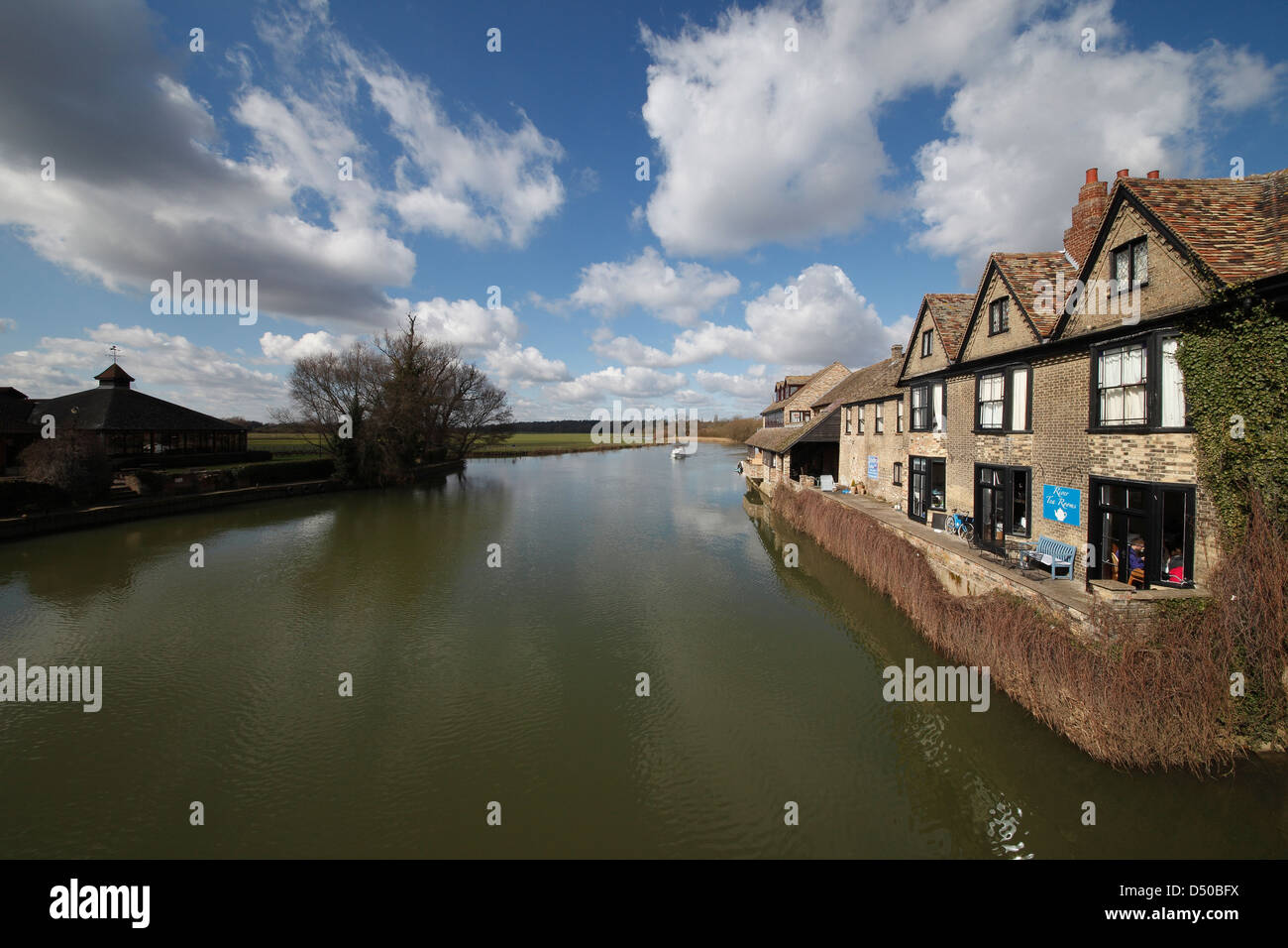 Fiume Great Ouse guardando a monte da London Road Bridge St Ives Cambridgeshire Inghilterra Foto Stock