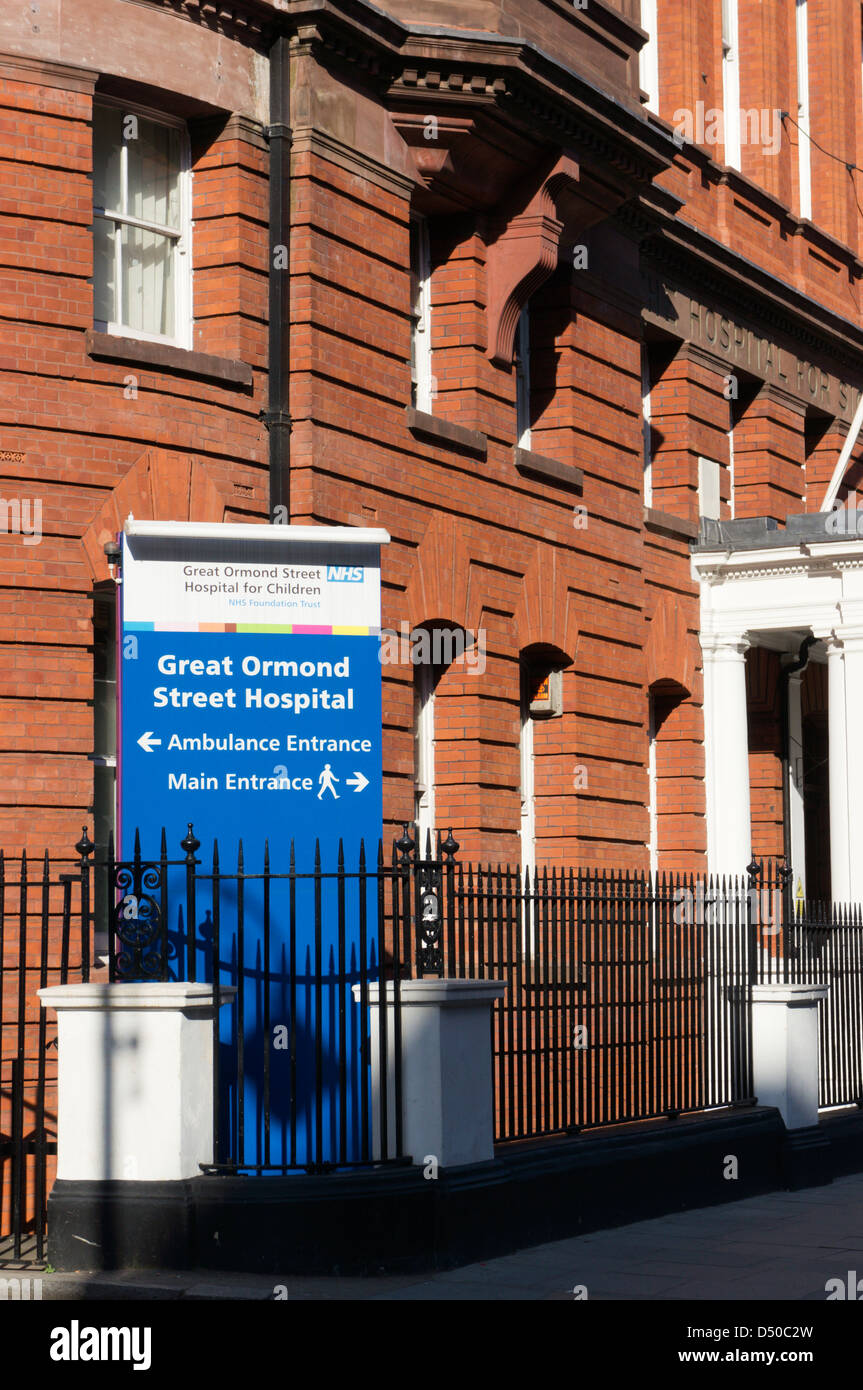 Un segno all'entrata di Great Ormond Street Hospital di Londra. Foto Stock