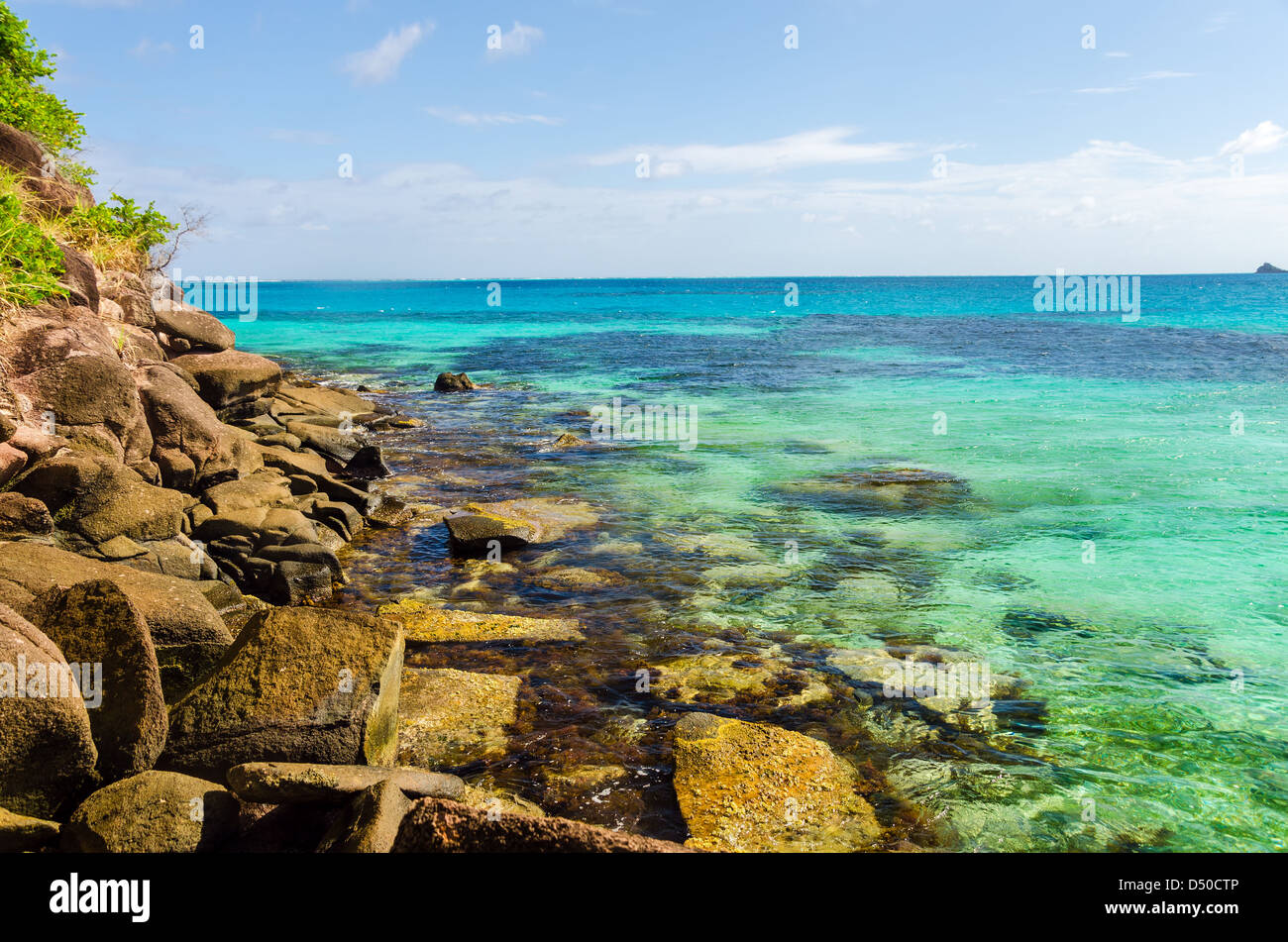 Vista del Mar dei Caraibi e rocce sulla riva di un'isola di San Andres y Providencia, Colombia Foto Stock