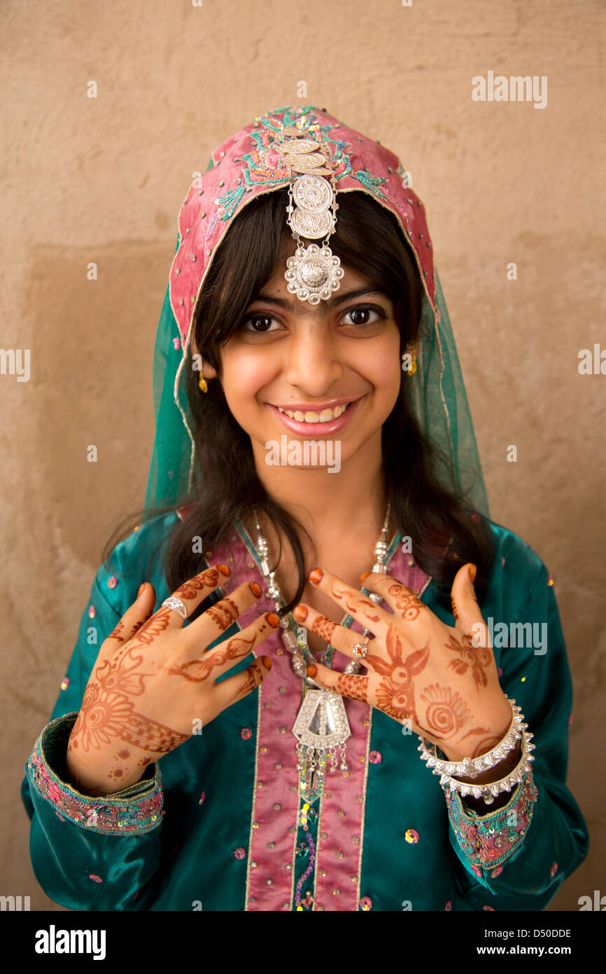 Una bella giovane ragazza Omani con Henna Tattoos indossa un costume tradizionale e copricapo Foto Stock