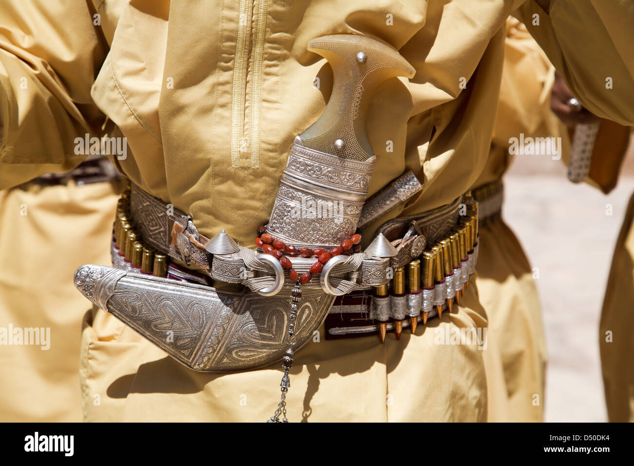 Tradizionali Omani pugnale Khanjar indossato in una guaina su un nastro rivestito con proiettili Foto Stock