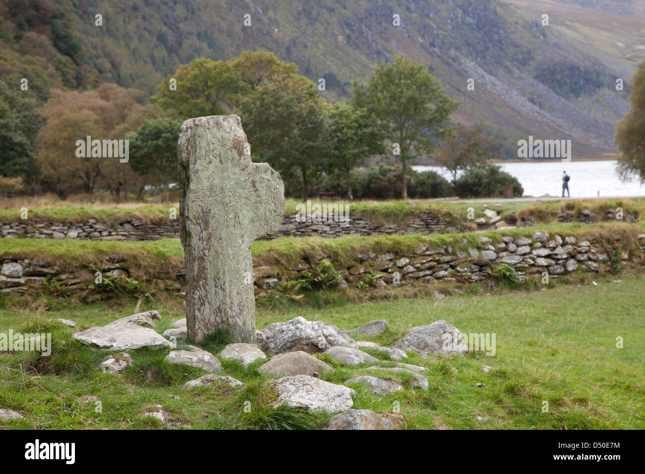 Dei primi Cristiani croce di pietra, Glendalough Valley, il Parco Nazionale di Wicklow Mountains, County Wicklow, Irlanda. Foto Stock