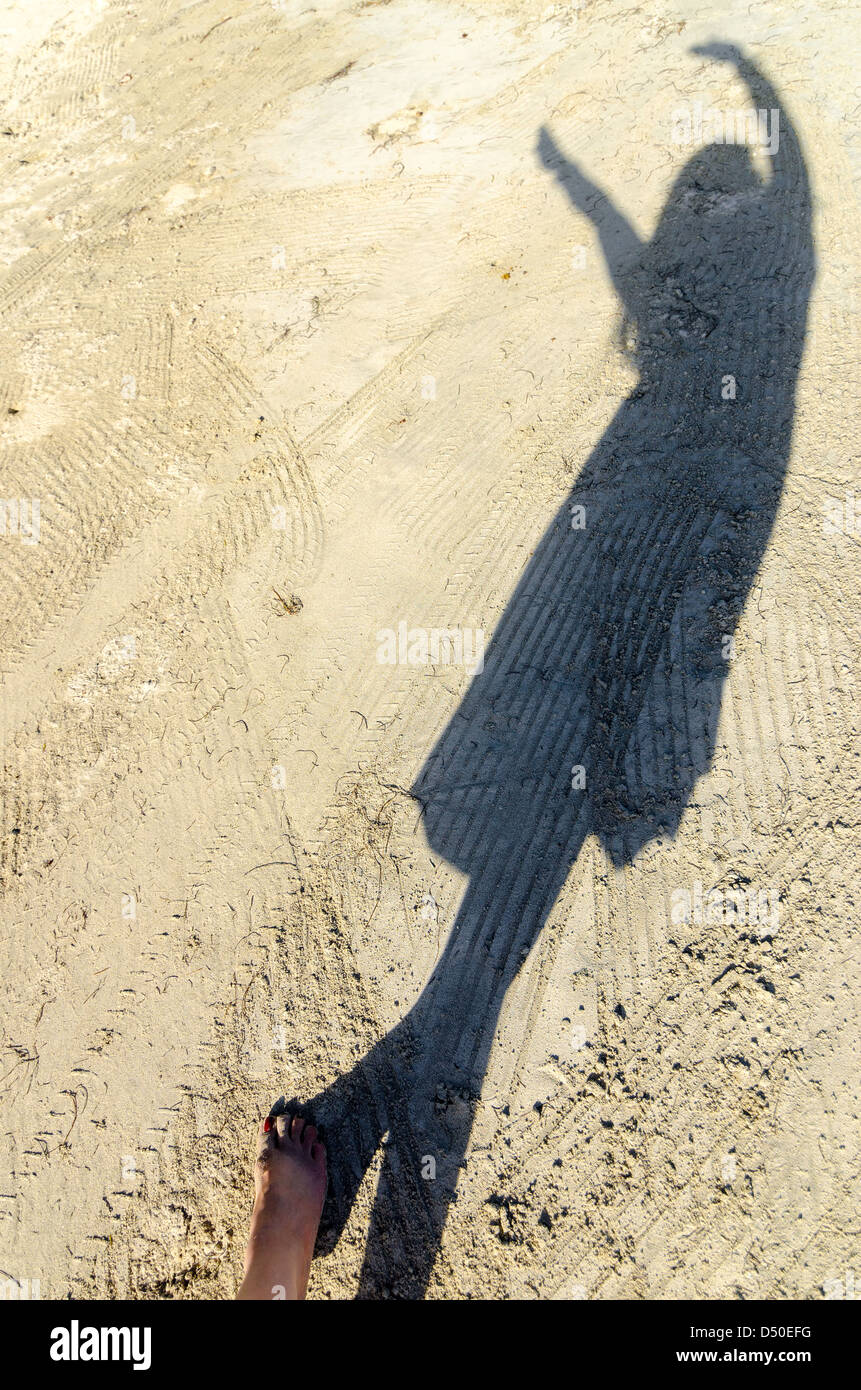 Ombra di una donna su una spiaggia di sabbia bianca di San Andrés y Providencia, Colombia Foto Stock