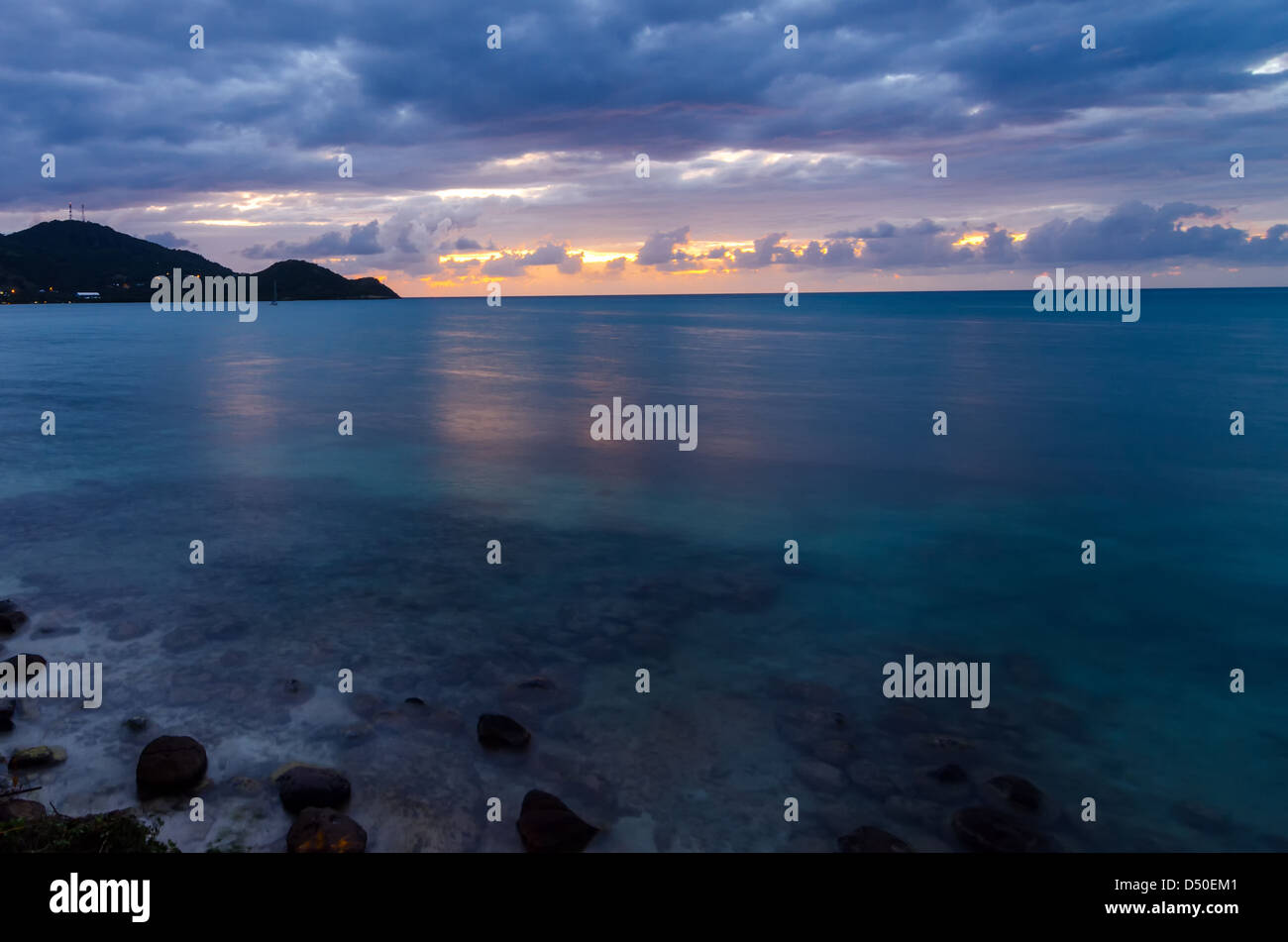 Vista della costa dei Caraibi appena dopo il tramonto Foto Stock