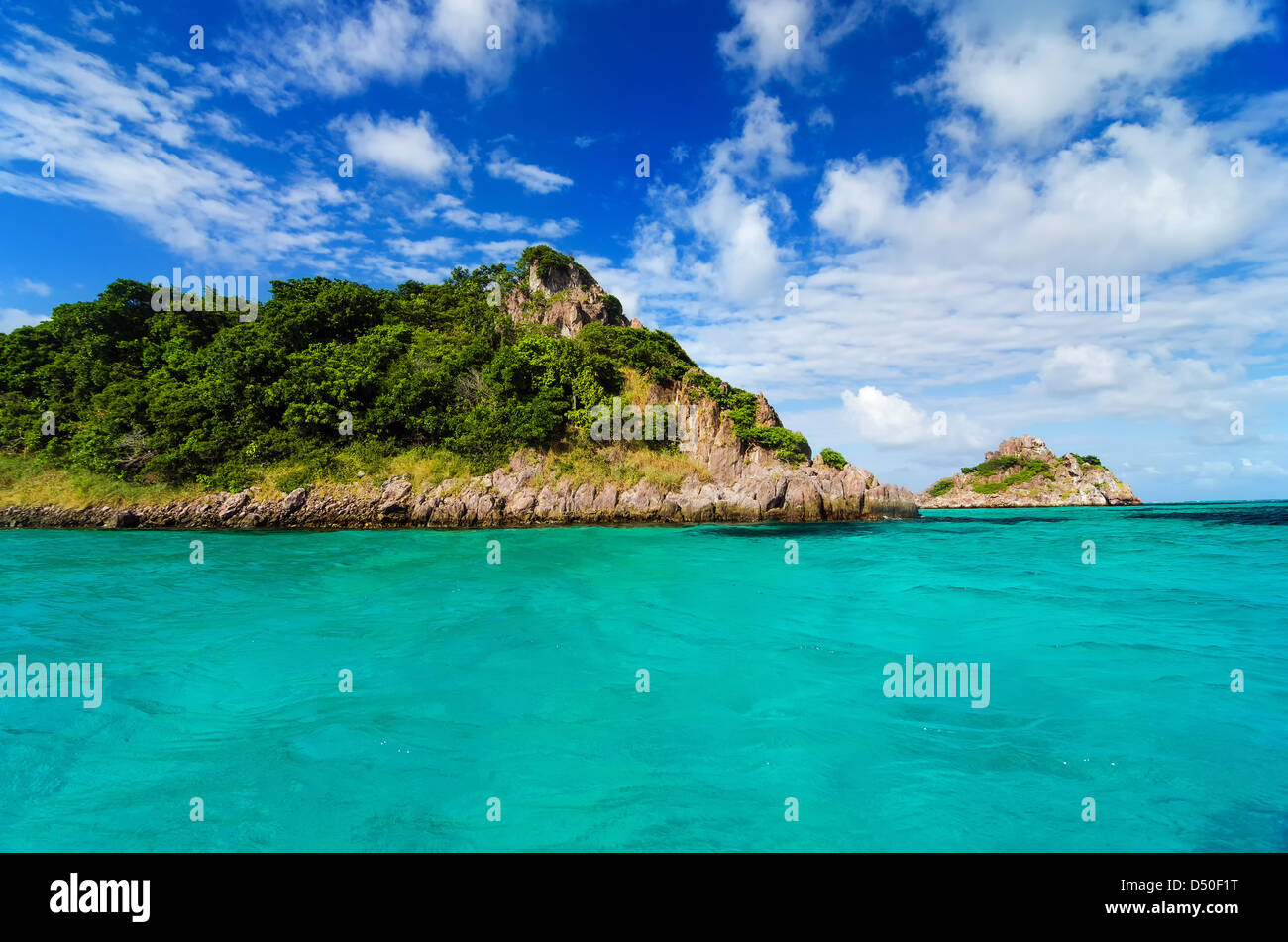 Bella isola deserta circondata da acque blu turchese del Mar dei Caraibi Foto Stock