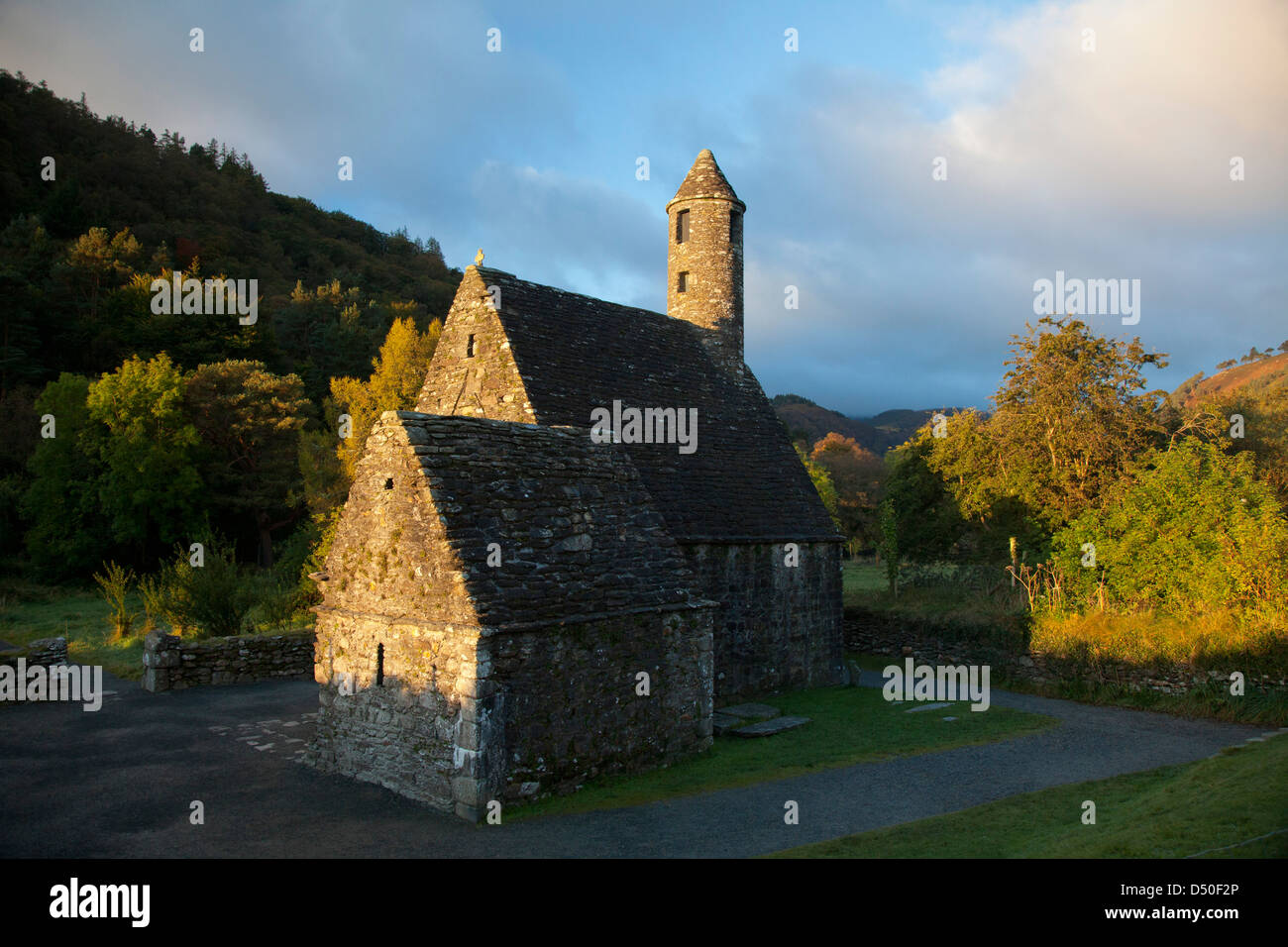 San Kevin la chiesa e la torre rotonda, sito monastico di Glendalough, Co Wicklow, Irlanda. Foto Stock