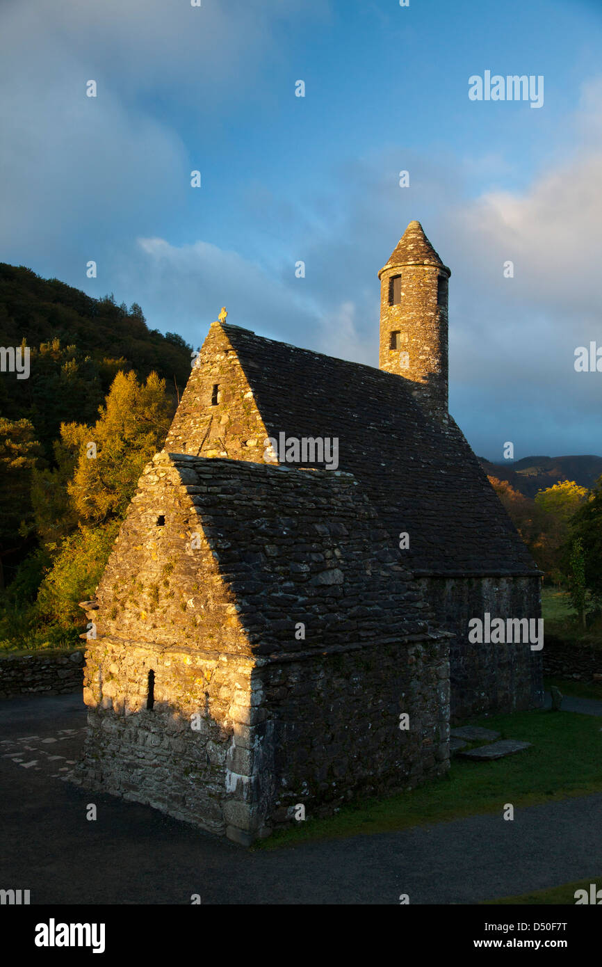 San Kevin la chiesa e la torre rotonda, sito monastico di Glendalough, County Wicklow, Irlanda. Foto Stock