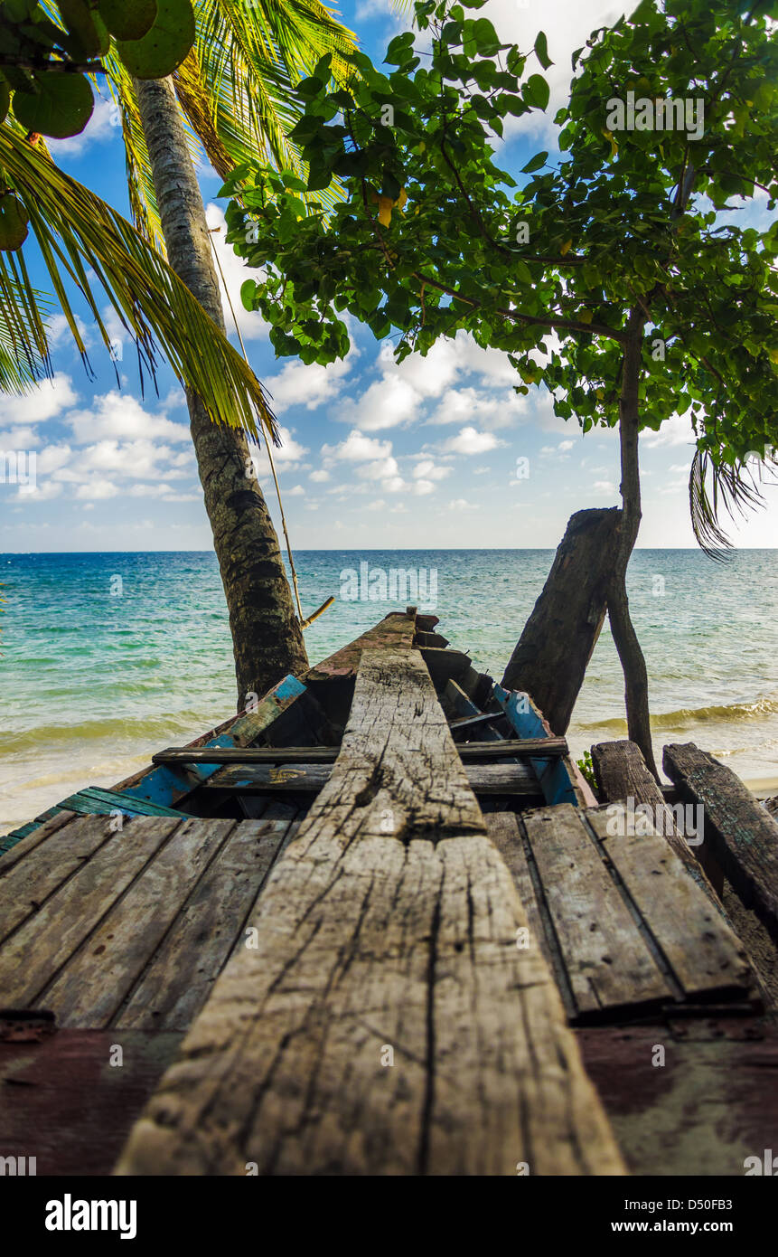 Vista del Mar dei Caraibi da un vecchio canoe di legno Foto Stock