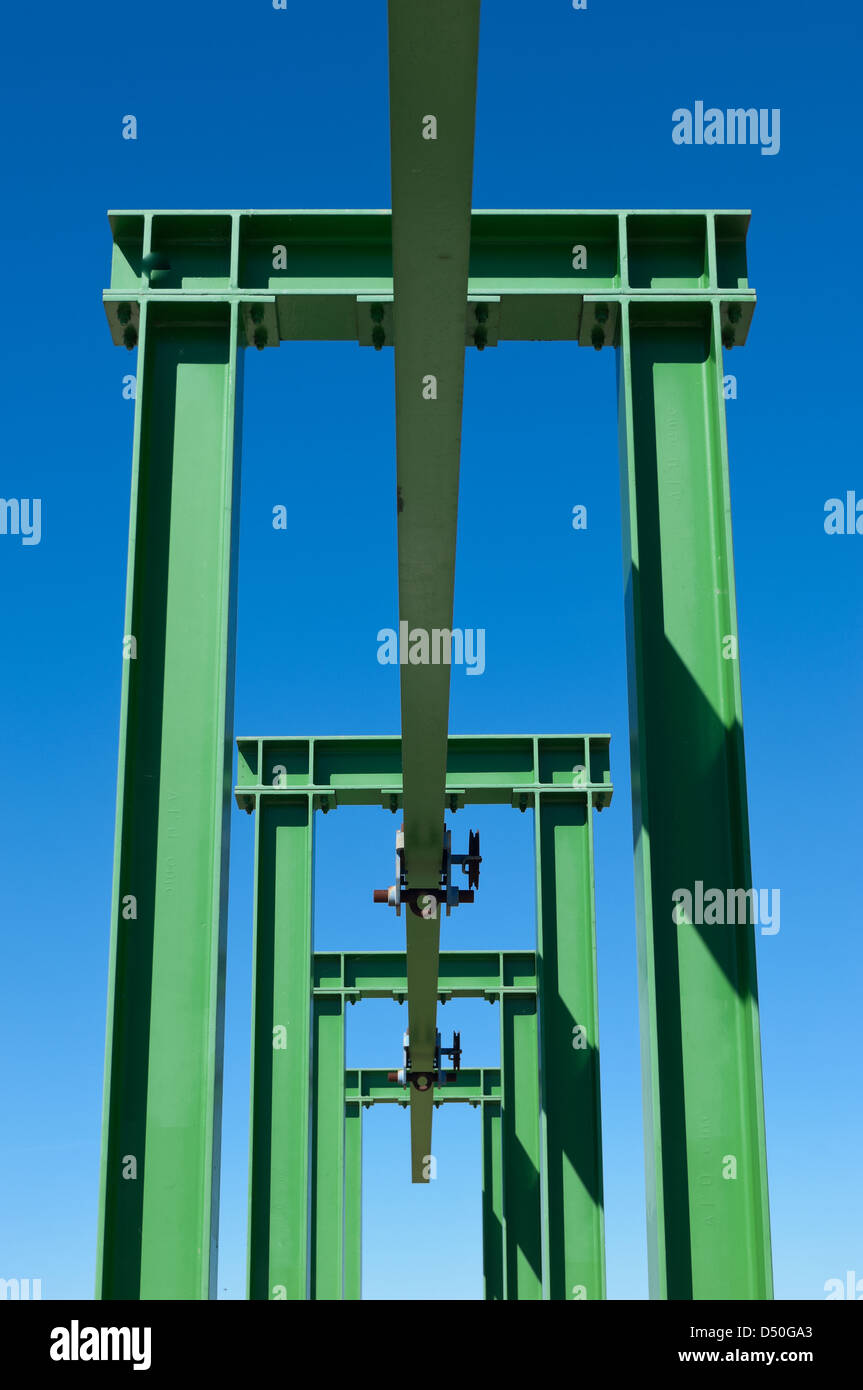 Dettaglio di un piccolo gantry crane dipinte di verde contro il cielo blu Foto Stock