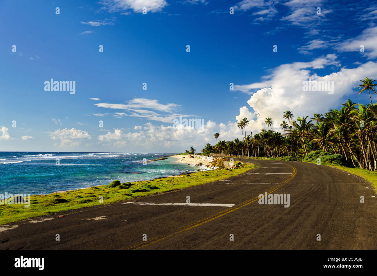 Strada sulla costa caraibica di San Andres, Colombia Foto Stock