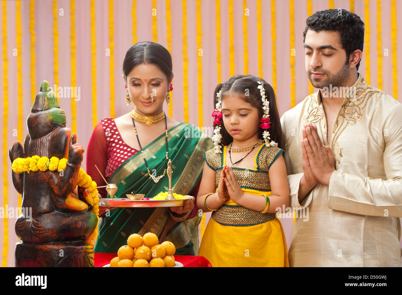 Famiglia Maharashtrian pregando Signore Ganesha a Ganesh Chaturthi Foto Stock