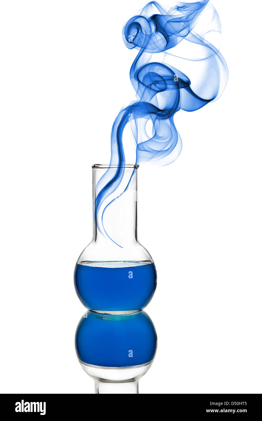 Pallone di chimica con liquido di colore blu e il fumo isolato Foto Stock