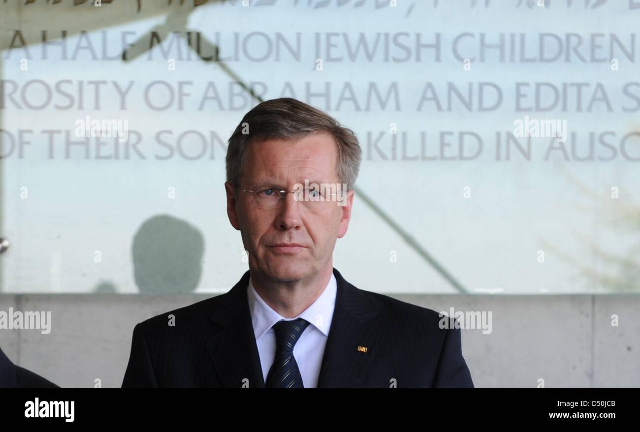 Il Presidente tedesco Wulff Firma il libro degli ospiti presso il Jad Vaschem Memorial a Gerusalemme, Israele, 28 novembre 2010. Wulff è stato visita terminerà nei territori palestinesi in martedì 20 novembre. Foto: Rainer Jensen Foto Stock