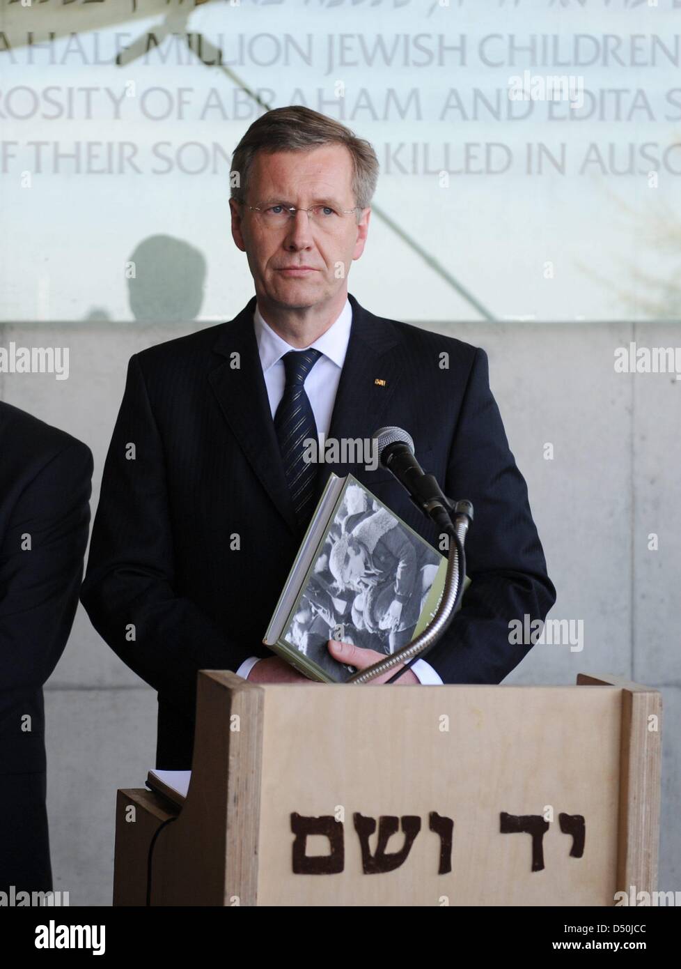 Il Presidente tedesco Wulff Firma il libro degli ospiti presso il Jad Vaschem Memorial a Gerusalemme, Israele, 28 novembre 2010. Wulff è stato visita terminerà nei territori palestinesi in martedì 20 novembre. Foto: Rainer Jensen Foto Stock