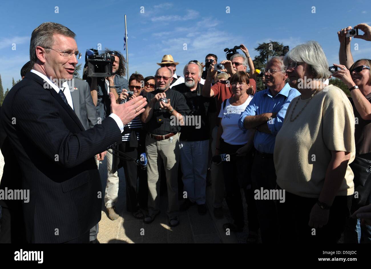 Il Presidente tedesco Wulff parla a un gruppo di turisti da Paderborn in Germania a Gerusalemme, Israele, 28 novembre 2010. Wulff è stato visita terminerà nei territori palestinesi in martedì 20 novembre. Foto: Rainer Jensen Foto Stock