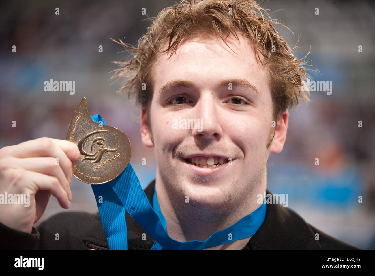 Nuotatore tedesco Marco Koch illustra la sua medaglia per 200 metri rana durante il European Aquatics Championships di Eindhoven, Paesi Bassi, 28 novembre 2010. Foto: Bernd Thissen Foto Stock