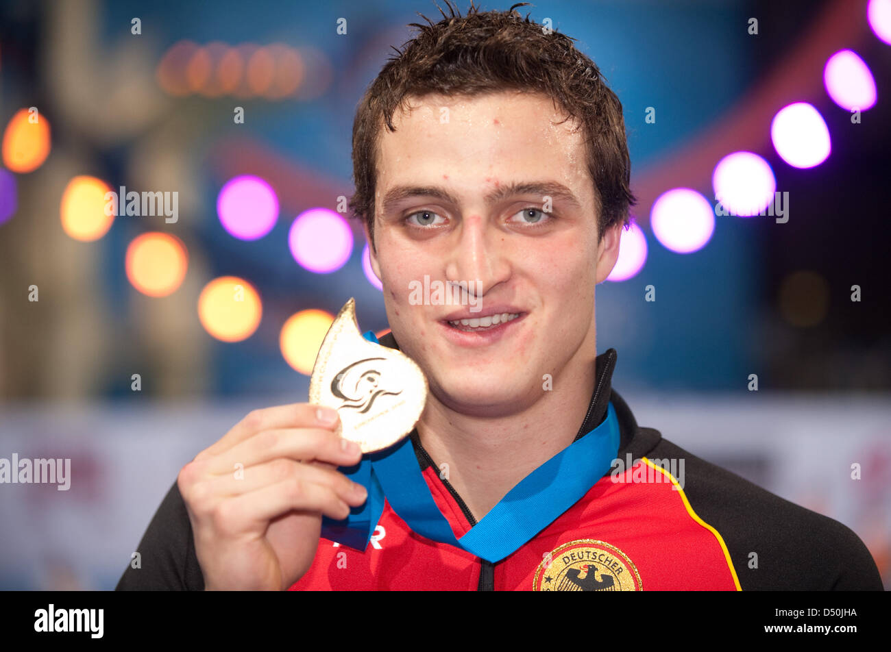 Nuotatore tedesco Markus Deibler mostra la sua medaglia per 100 metri individuali medley durante il European Aquatics Championships di Eindhoven, Paesi Bassi, 28 novembre 2010. Foto: Bernd Thissen Foto Stock