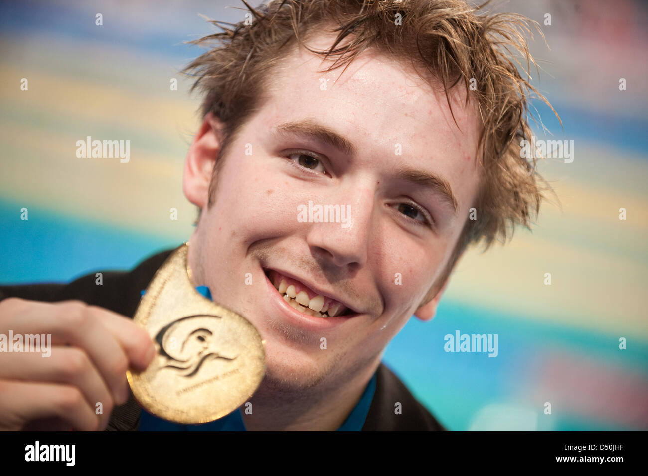 Nuotatore tedesco Marco Koch illustra la sua medaglia d'oro per 200 metri rana durante il European Aquatics Championships di Eindhoven, Paesi Bassi, 28 novembre 2010. Foto: Bernd Thissen Foto Stock