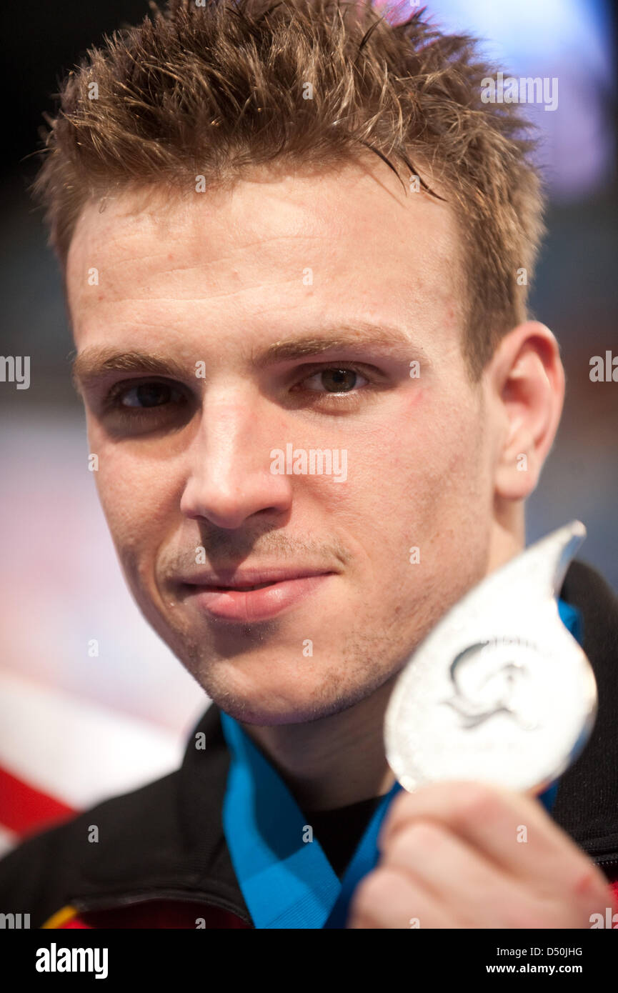 Nuotatore tedesco Paul Biedermann mostra la sua medaglia d argento per 200 metri stile libero durante il European Aquatics Championships di Eindhoven, Paesi Bassi, 28 novembre 2010. Foto: Bernd Thissen Foto Stock
