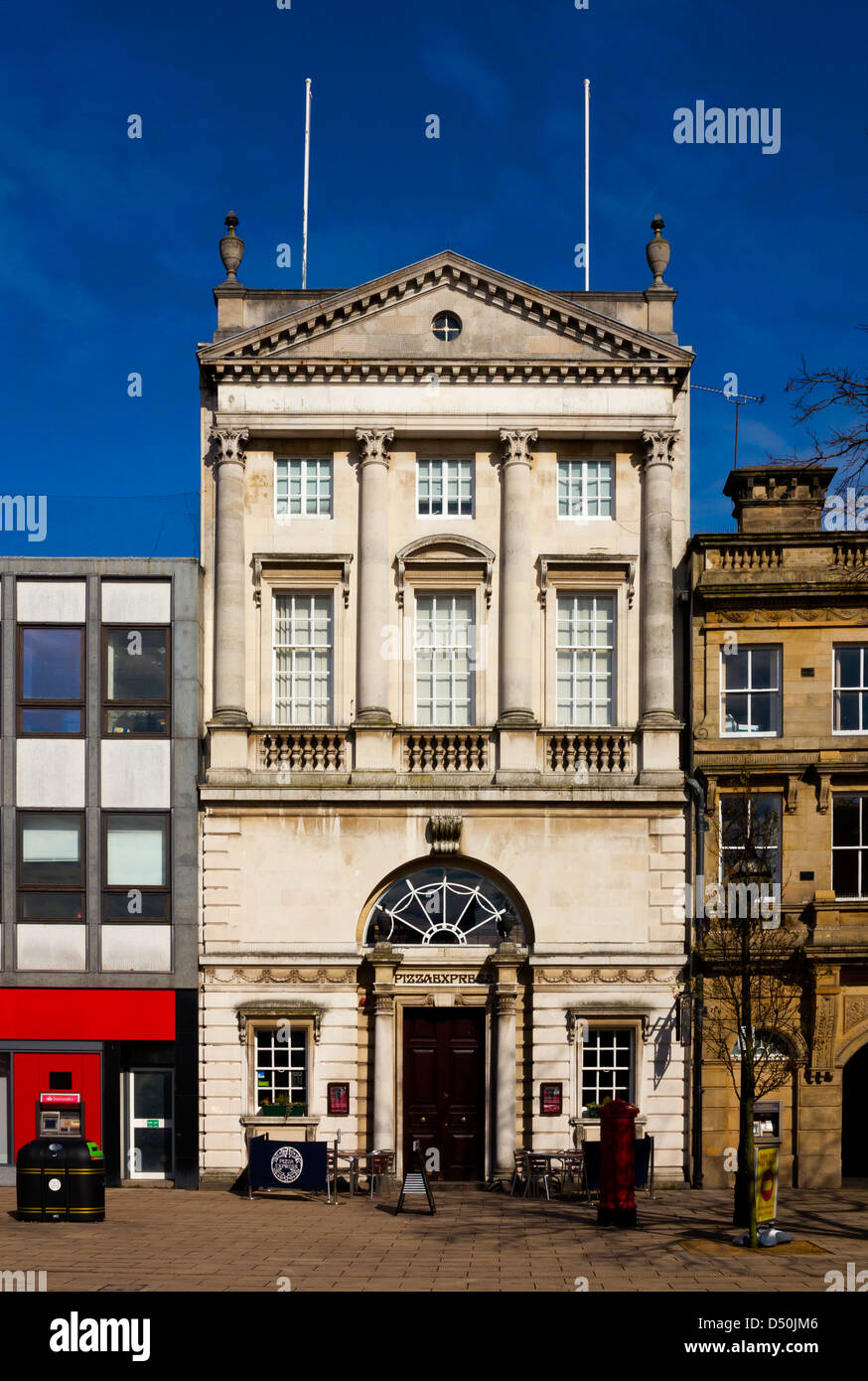 Edifici in piazza del mercato Stafford Staffordshire England Regno Unito Foto Stock