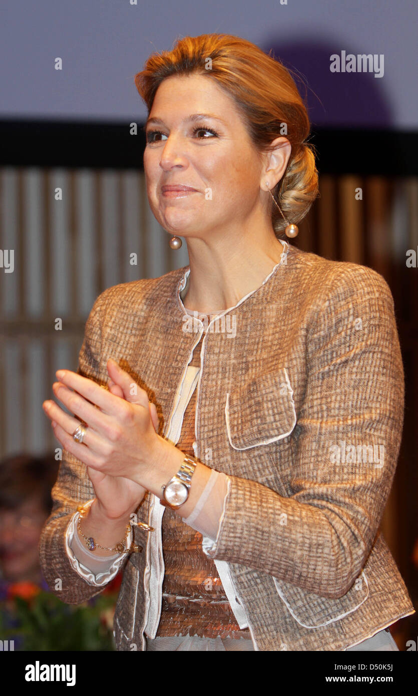 Dutch Crown Princess Maxima assiste il Prince Bernhard Cultuuraward 2010 cerimonia nel Muziekgebouw non Aa IJ in Amsterdam, Paesi Bassi, 29 novembre 2010. Il premio è stato assegnato all'orchestra del XVIII secolo, fondata nel 1981 da Frans Bruggen, e consiste di 60 membri provenienti da 23 paesi. Foto: Albert Nieboer ATTENZIONE: PAESI BASSI FUORI Foto Stock