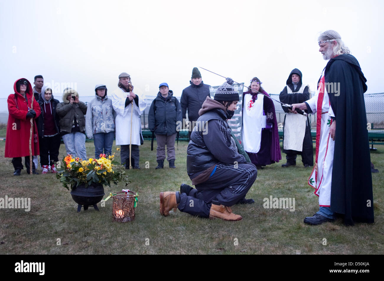 Stonehenge, UK. Xx Marzo 2013. Le persone si raccolgono all'interno del stonecircle a Stonehenge per l'equinozio di primavera sunrise. King Arthur benedice il popolo e li accoglie nel suo cerchio dei druidi. Credito: Emma Stoner / Alamy Live News Foto Stock