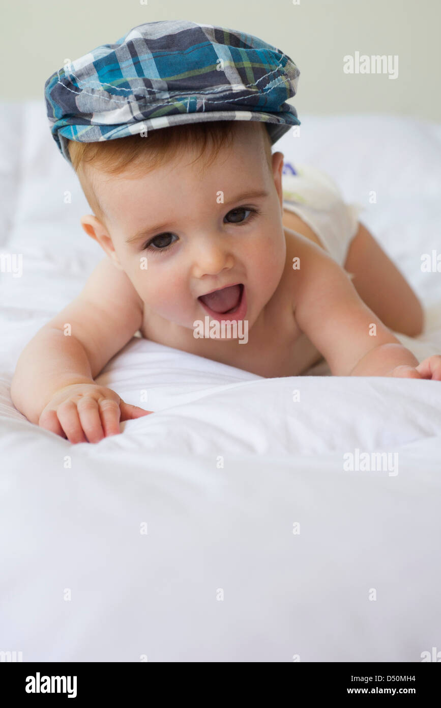 Baby boy indossando il cappuccio, ritratto Foto Stock