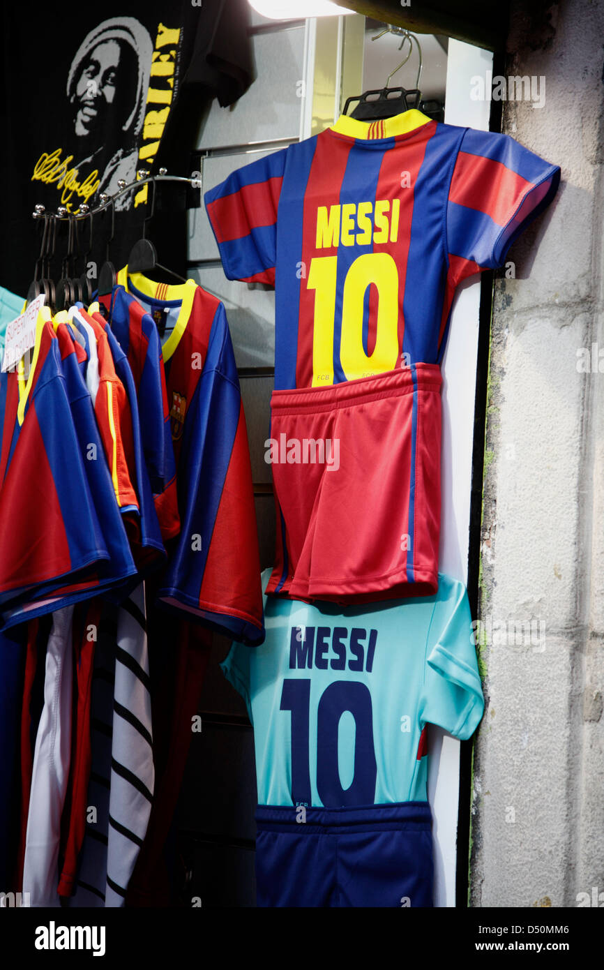 Negozio di vendita magliette da calcio, Barcellona, Spagna Foto stock -  Alamy