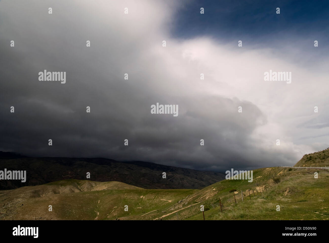 Nuvole temporalesche su terreni agricoli, Nuova Zelanda Foto Stock