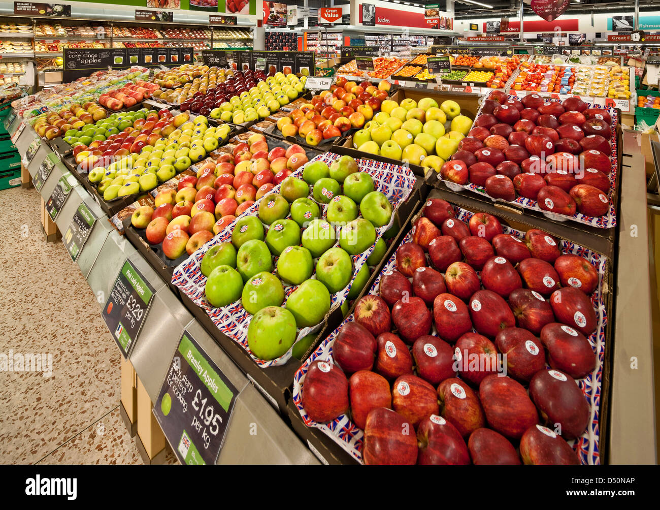 Visualizzazione delle mele in un supermercato Foto Stock