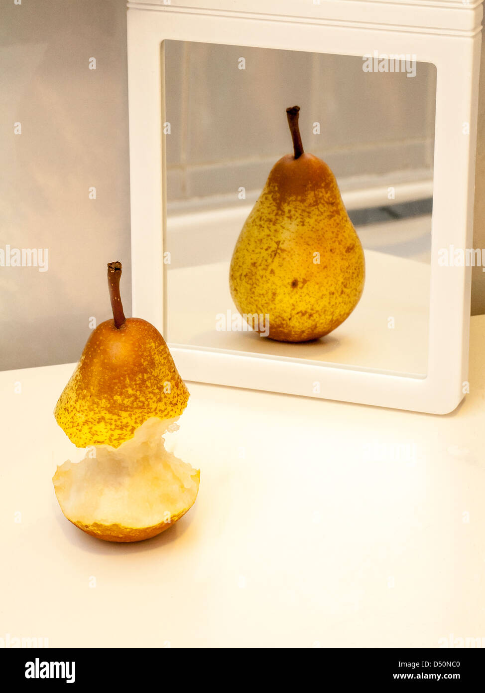 Anoressica pera vedendo una pera di grasso come un riflesso nello specchio Foto Stock