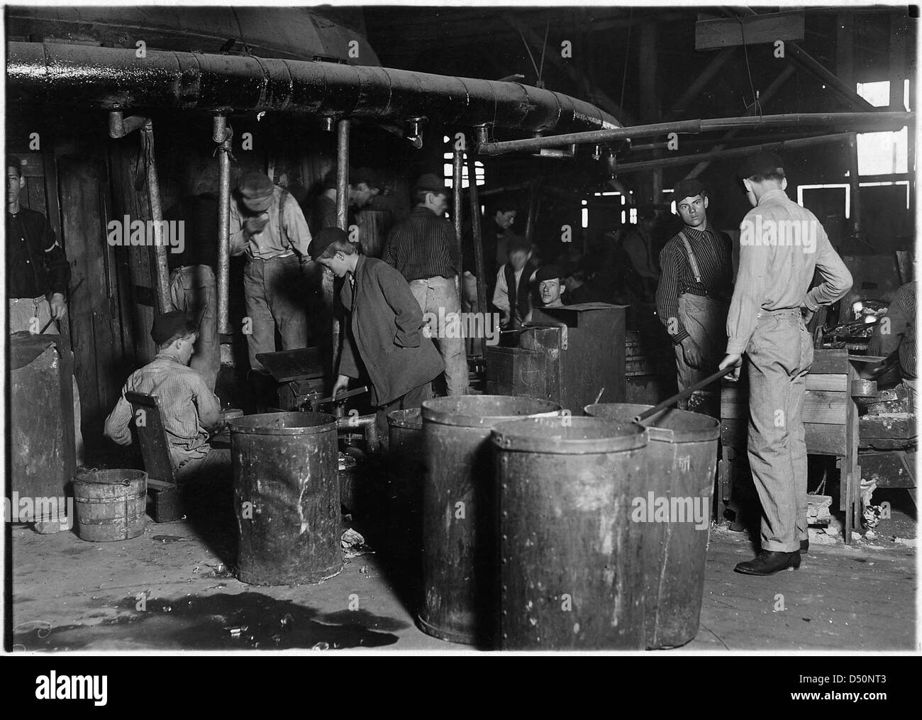 Una fotografia del novembre 1909 che mostra i lavoratori alla Wheaton Glass Works di Millville, New Jersey. L'immagine raffigura le condizioni di lavoro all'inizio del XX secolo in una fabbrica di vetro. Foto Stock