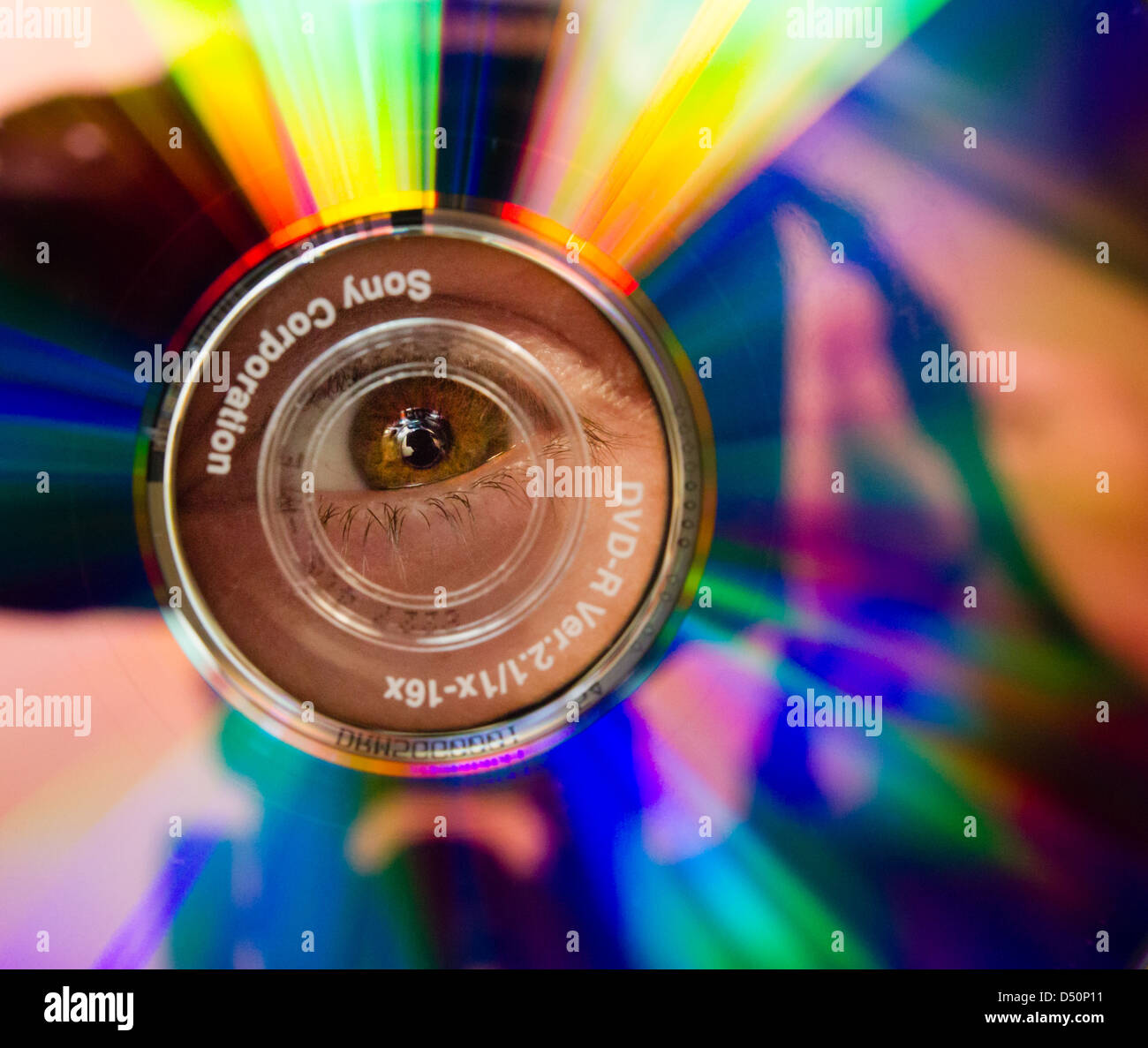 Close up di un occhio visto attraverso il foro di una Sony DVD-R Foto Stock