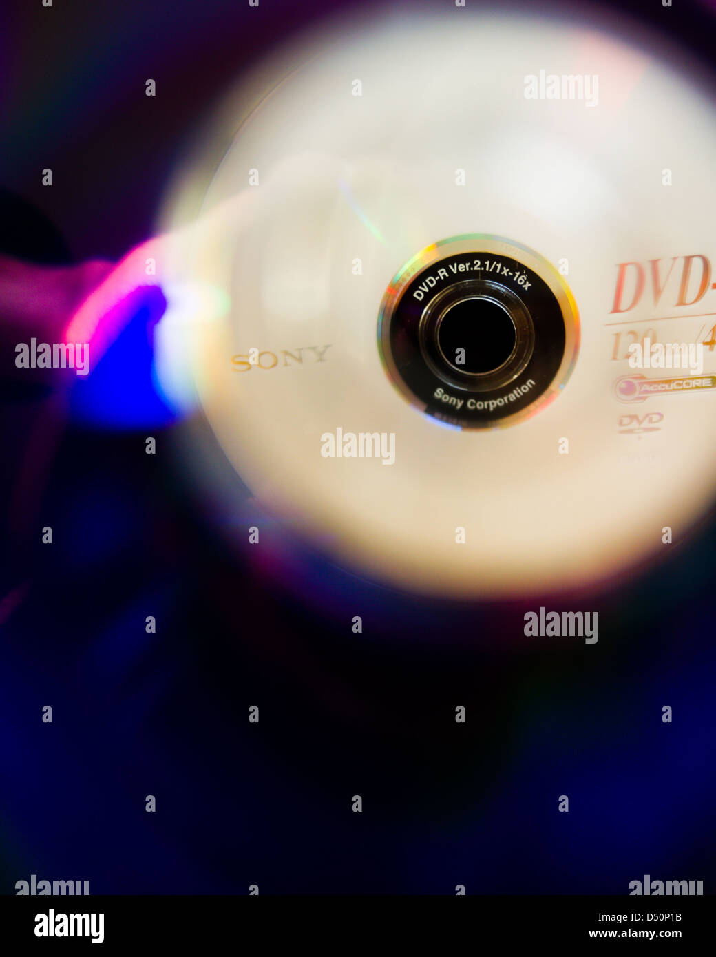 Un DVD-R close up, visto come un riflesso visto attraverso il foro al centro Foto Stock