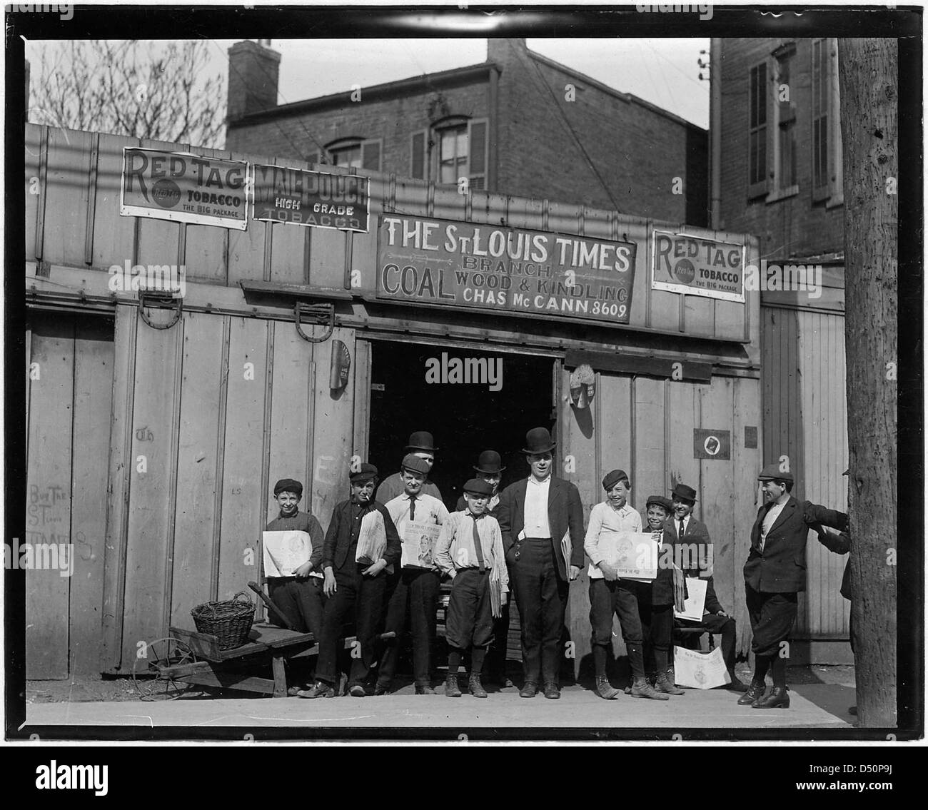 Questa fotografia del 1910 di Lewis Hine mostra un bambino che lavora in una filiale all'interno di un deposito di carbone a St. Louis, evidenziando le cattive condizioni di lavoro durante l'inizio del XX secolo e la prevalenza del lavoro minorile negli ambienti industriali. Foto Stock